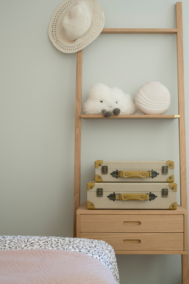 Imagen de dormitorio infantil de 4 a 10 años mediterráneo de tamaño medio con paredes beige, suelo de madera clara y suelo marrón