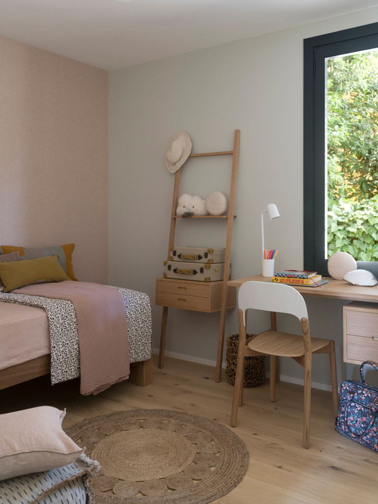 Inredning av ett medelhavsstil mellanstort könsneutralt barnrum kombinerat med sovrum och för 4-10-åringar, med beige väggar, ljust trägolv och brunt golv