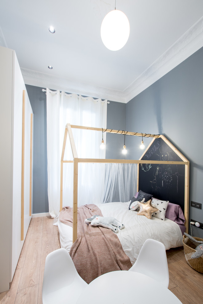 На фото: детская в скандинавском стиле с спальным местом, синими стенами, светлым паркетным полом и бежевым полом для ребенка от 4 до 10 лет, девочки с