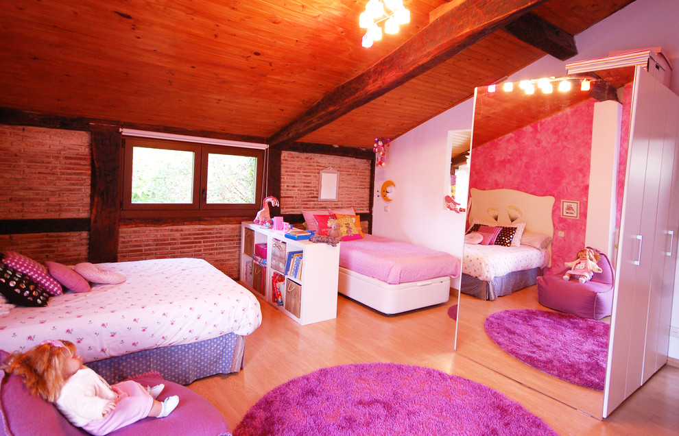 Источник вдохновения для домашнего уюта: большая детская в стиле кантри с спальным местом, разноцветными стенами и светлым паркетным полом для ребенка от 4 до 10 лет, девочки