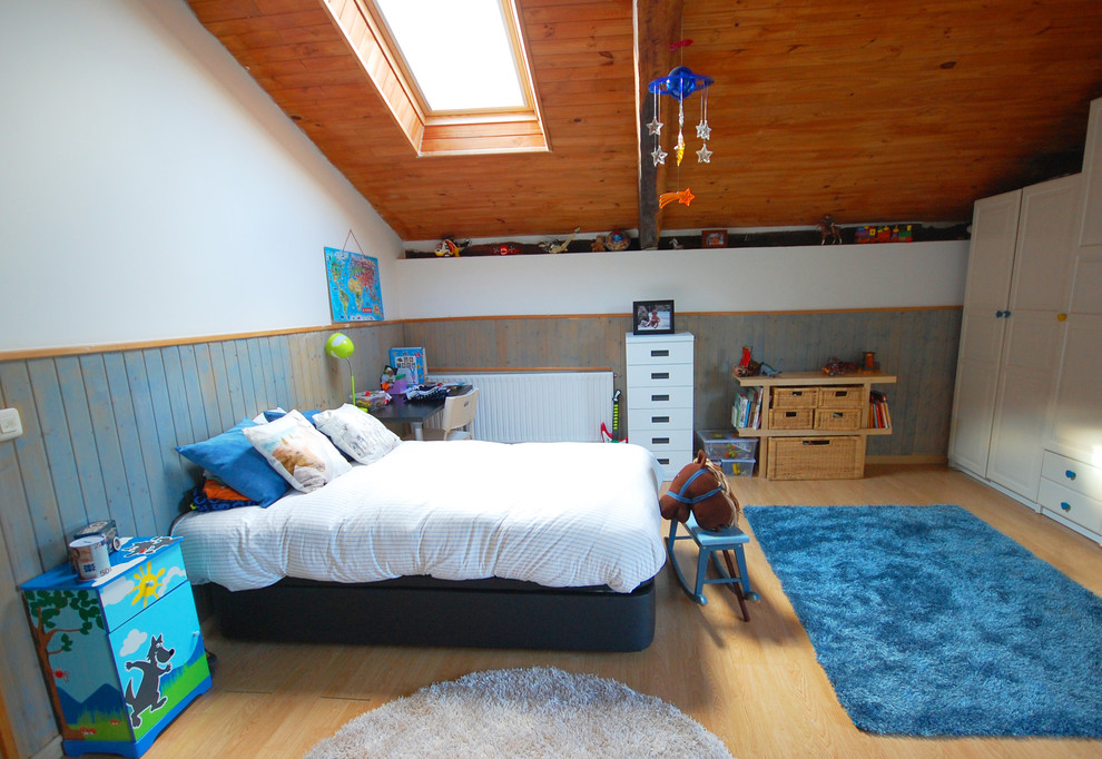 Modelo de dormitorio infantil de 4 a 10 años campestre grande con paredes multicolor y suelo de madera clara
