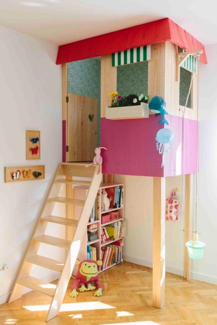 Cette photo montre une petite chambre d'enfant de 1 à 3 ans chic avec un mur blanc et un sol en bois brun.
