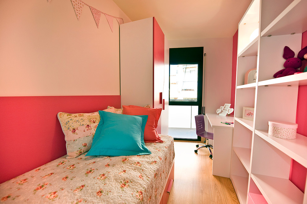 На фото: маленькая детская в стиле модернизм с спальным местом, разноцветными стенами и паркетным полом среднего тона для на участке и в саду, ребенка от 4 до 10 лет, девочки