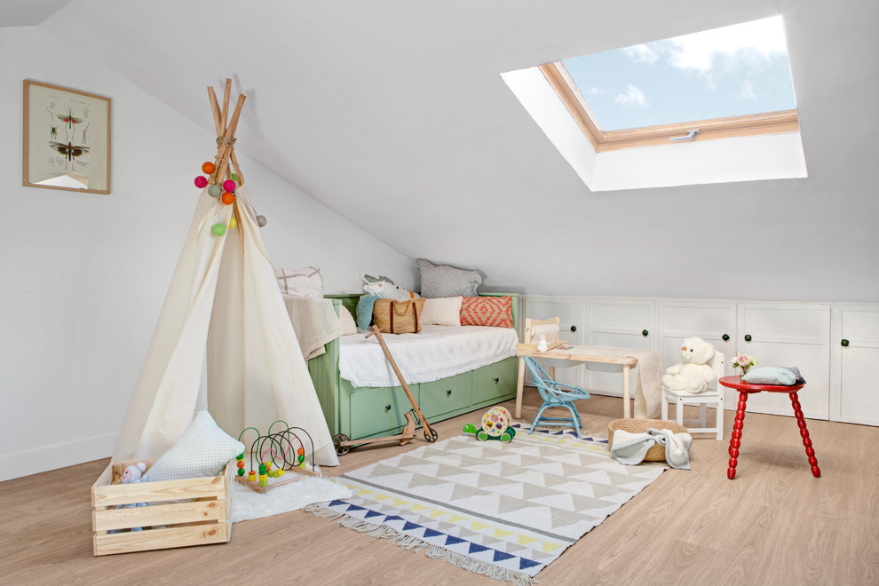 Inspiration för nordiska könsneutrala småbarnsrum kombinerat med lekrum, med vita väggar, ljust trägolv och brunt golv