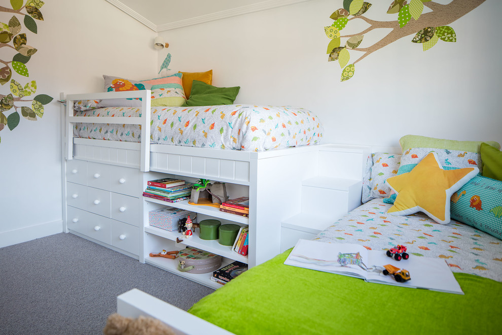 Diseño de dormitorio infantil de 4 a 10 años actual pequeño con paredes blancas, moqueta y suelo gris