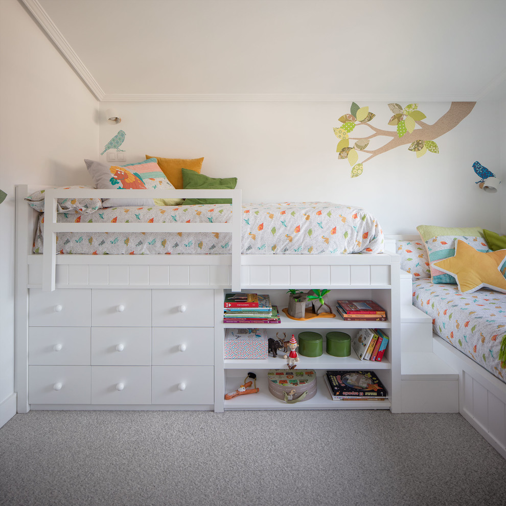 Foto di una piccola cameretta per bambini da 4 a 10 anni minimal con pareti bianche, moquette e pavimento grigio