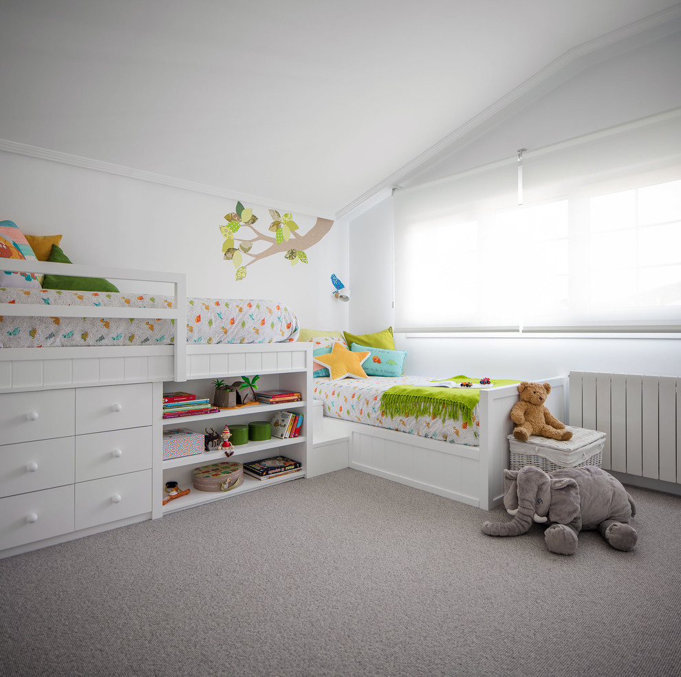 На фото: маленькая нейтральная детская в современном стиле с спальным местом, белыми стенами, ковровым покрытием и серым полом для на участке и в саду, ребенка от 4 до 10 лет