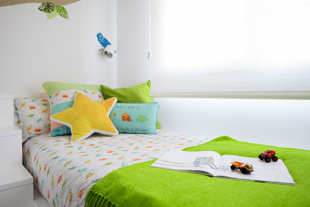 Kleines, Neutrales Modernes Kinderzimmer mit Schlafplatz, weißer Wandfarbe, Teppichboden und grauem Boden in Sonstige