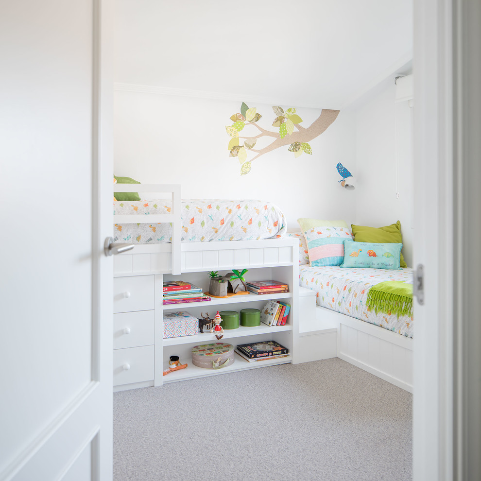 Modelo de dormitorio infantil de 4 a 10 años contemporáneo pequeño con paredes blancas, moqueta y suelo gris