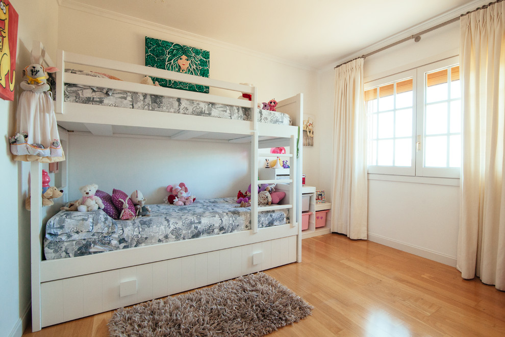 Mittelgroßes Klassisches Mädchenzimmer mit Schlafplatz, weißer Wandfarbe und braunem Holzboden in Madrid