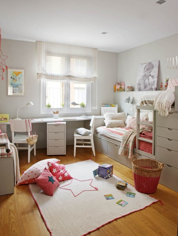 Modelo de dormitorio infantil de 4 a 10 años clásico de tamaño medio con paredes grises y suelo de madera en tonos medios
