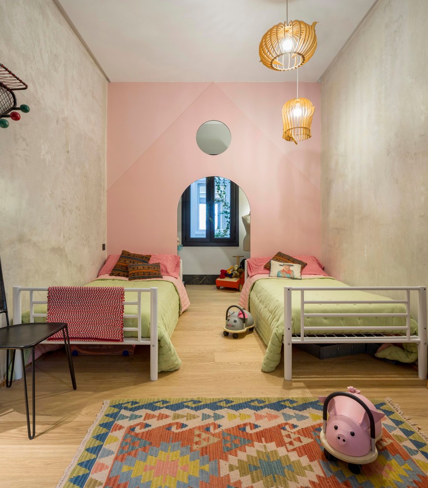 Cette photo montre une chambre d'enfant de 4 à 10 ans tendance de taille moyenne avec un mur rose et parquet clair.