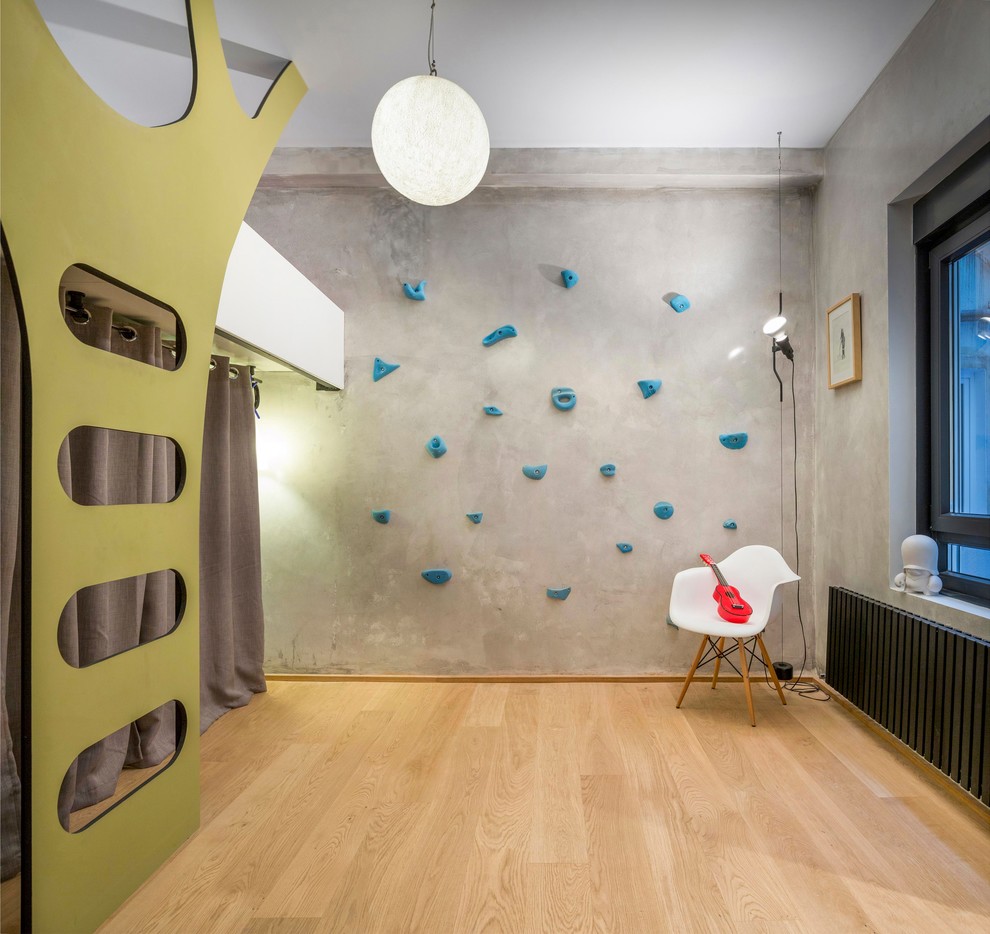 Diseño de dormitorio infantil de 4 a 10 años contemporáneo de tamaño medio con paredes grises y suelo de madera clara