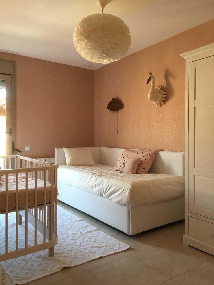 Источник вдохновения для домашнего уюта: детская в скандинавском стиле с розовыми стенами для ребенка от 1 до 3 лет, девочки