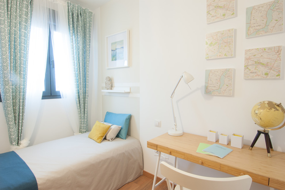 Exemple d'une chambre d'enfant de 4 à 10 ans bord de mer avec un mur blanc, un sol en bois brun et un sol marron.