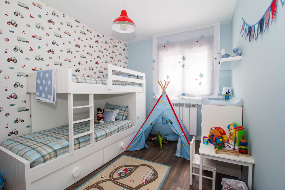 Exemple d'une chambre d'enfant tendance avec un mur bleu.