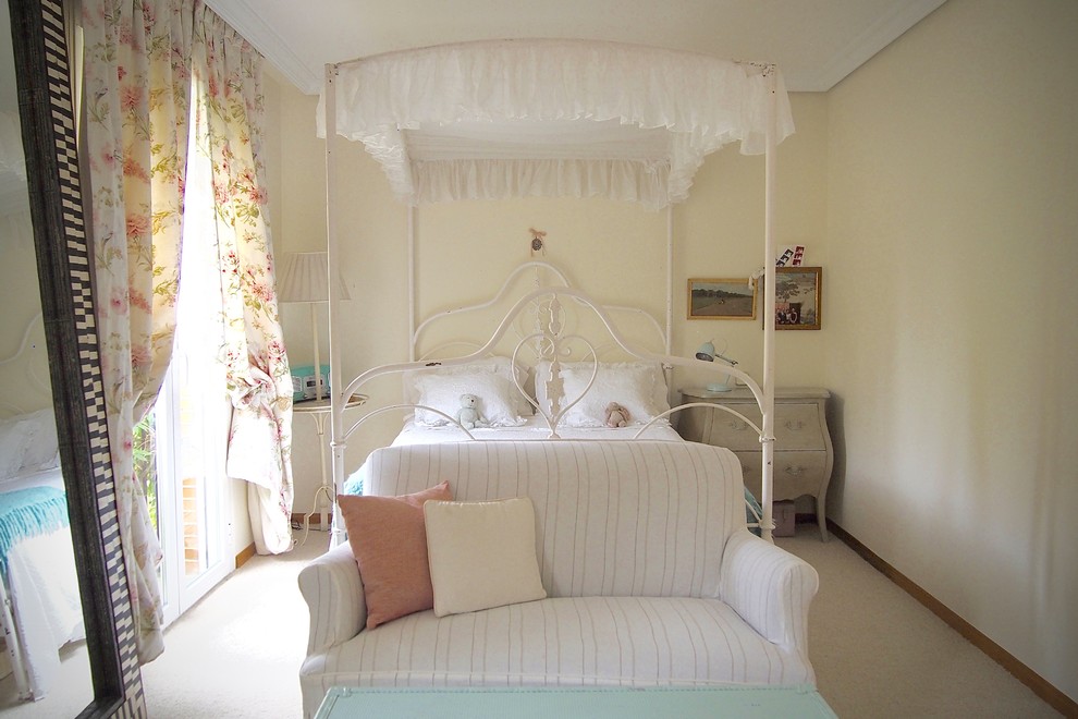 Cette image montre une chambre d'enfant bohème de taille moyenne avec un mur beige, moquette et un sol beige.