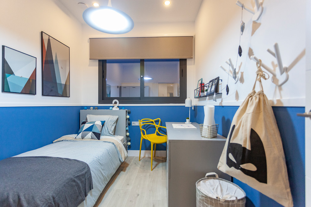 На фото: детская в современном стиле с спальным местом, синими стенами, светлым паркетным полом и серым полом для мальчика