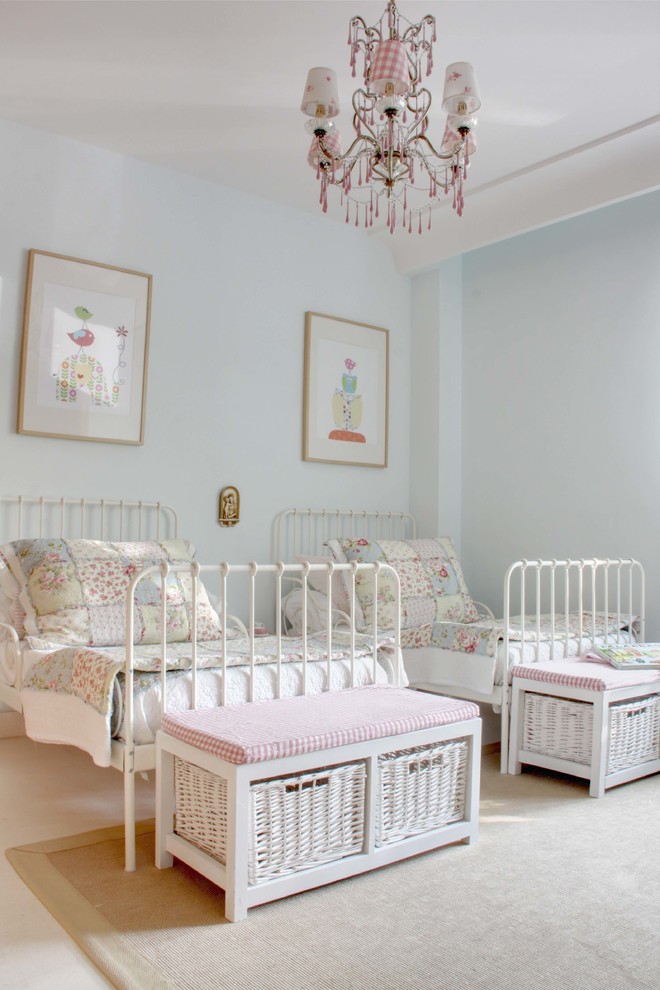На фото: детская среднего размера в стиле шебби-шик с спальным местом и синими стенами для ребенка от 4 до 10 лет, девочки, двоих детей с