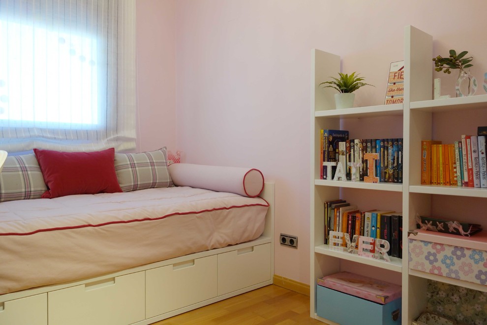 Idéer för ett mellanstort klassiskt barnrum kombinerat med sovrum, med rosa väggar och ljust trägolv