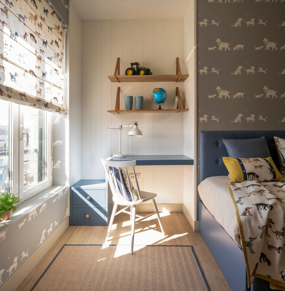 Ispirazione per una cameretta per bambini da 4 a 10 anni classica di medie dimensioni con pareti beige, parquet chiaro e pavimento marrone