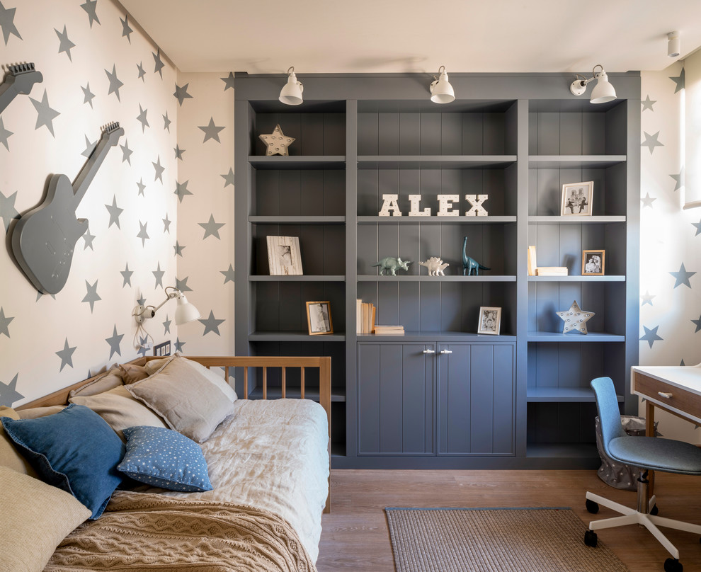 Inspiration for a large scandinavian children’s room for boys in Bilbao with blue walls, laminate floors and brown floors.