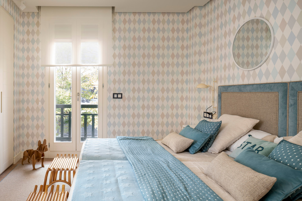Bild på ett stort minimalistiskt könsneutralt barnrum kombinerat med sovrum och för 4-10-åringar, med blå väggar, laminatgolv och brunt golv