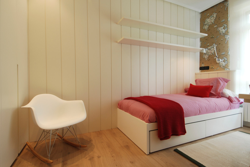 Diseño de dormitorio infantil de 4 a 10 años clásico renovado de tamaño medio con paredes beige y suelo de madera en tonos medios
