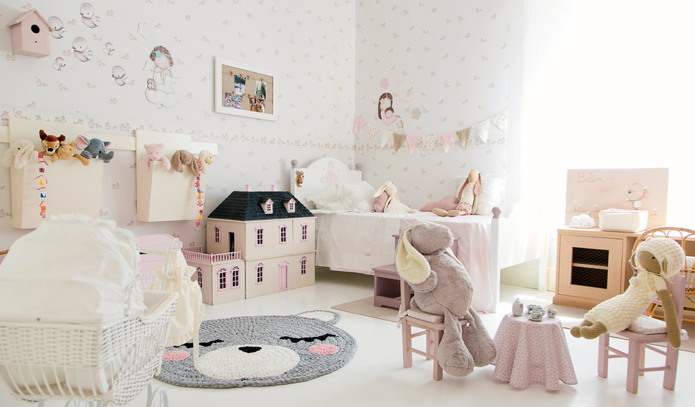 Inspiration for a shabby-chic style kids' bedroom in Madrid.