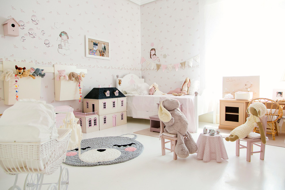 На фото: большая детская в стиле шебби-шик с спальным местом, разноцветными стенами и белым полом для ребенка от 1 до 3 лет, девочки с