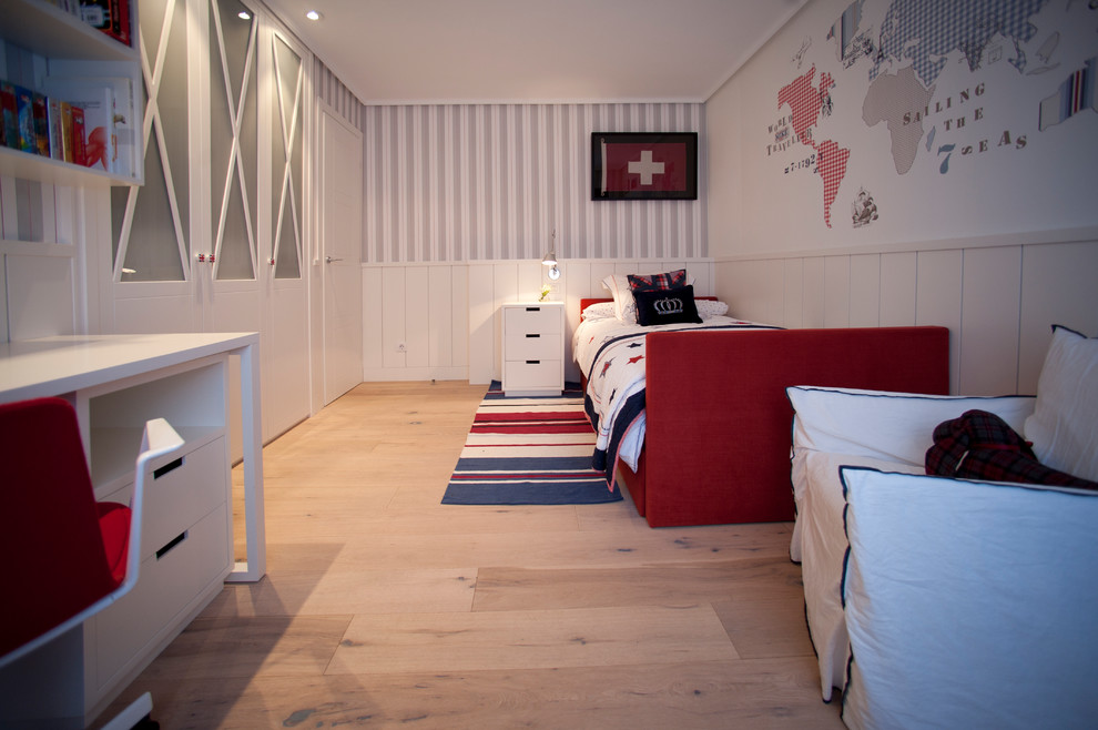 Diseño de dormitorio infantil de 4 a 10 años clásico renovado grande con paredes blancas, suelo de madera en tonos medios y suelo beige