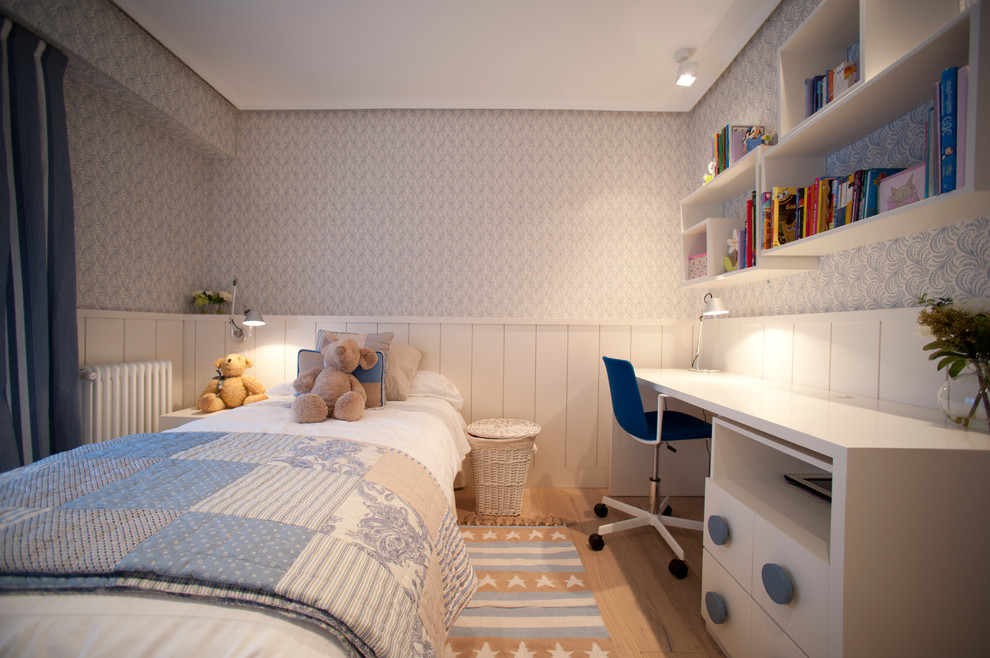 Diseño de dormitorio infantil de 4 a 10 años clásico renovado grande con suelo de madera en tonos medios, suelo beige y paredes multicolor