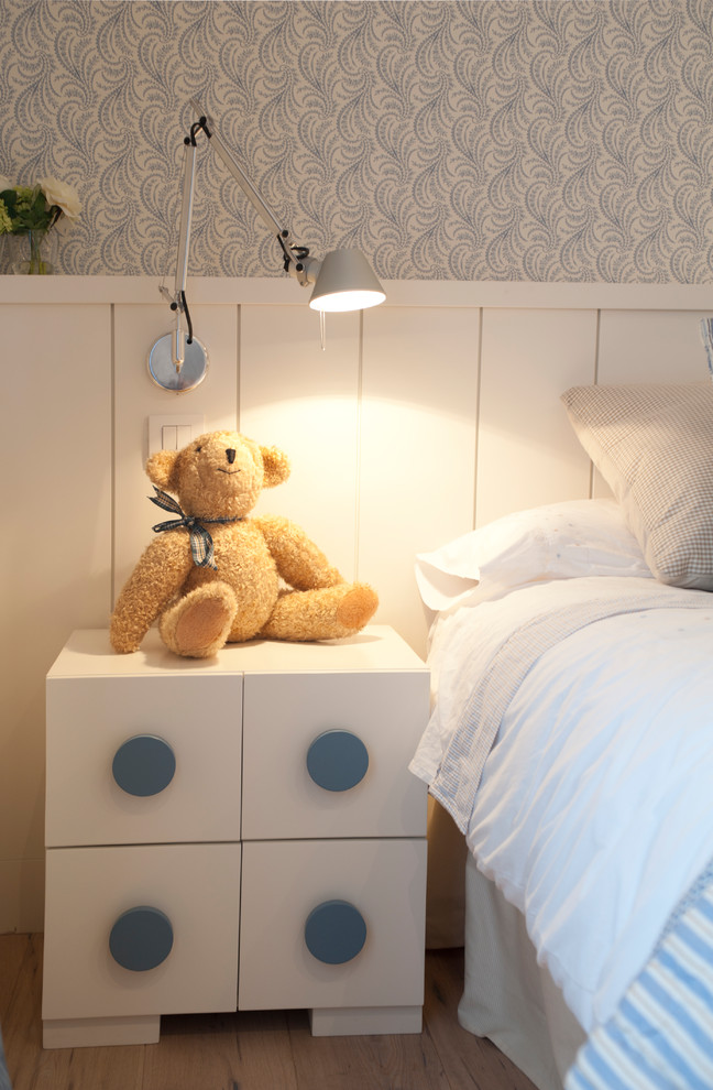 Ejemplo de dormitorio infantil de 4 a 10 años tradicional renovado grande con paredes blancas, suelo de madera en tonos medios y suelo beige