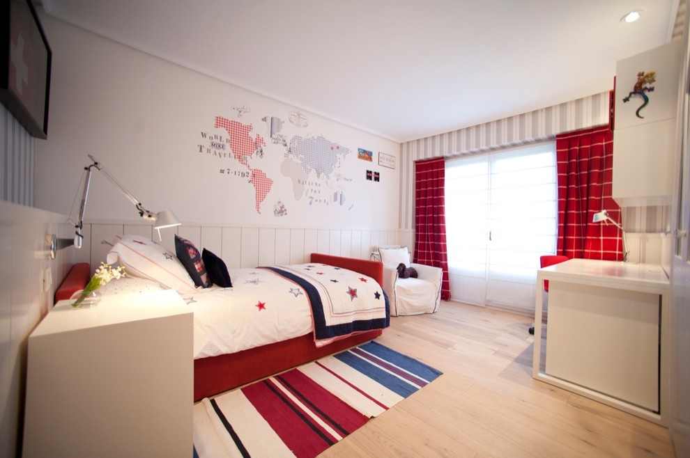 Foto på ett mellanstort funkis könsneutralt barnrum kombinerat med sovrum och för 4-10-åringar, med vita väggar och ljust trägolv