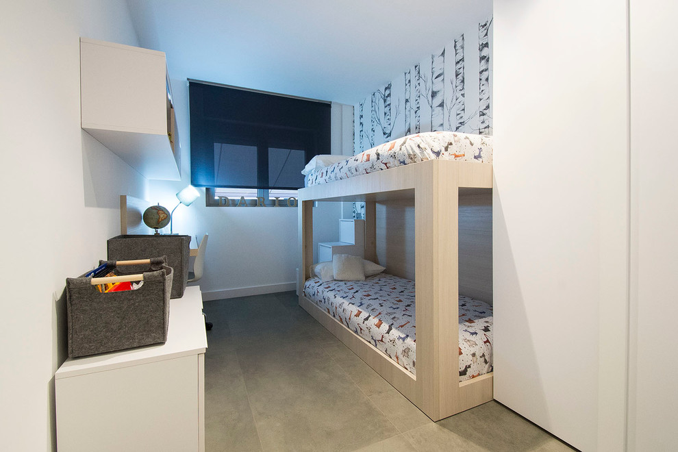 Idéer för ett mellanstort modernt könsneutralt barnrum kombinerat med sovrum och för 4-10-åringar, med vita väggar