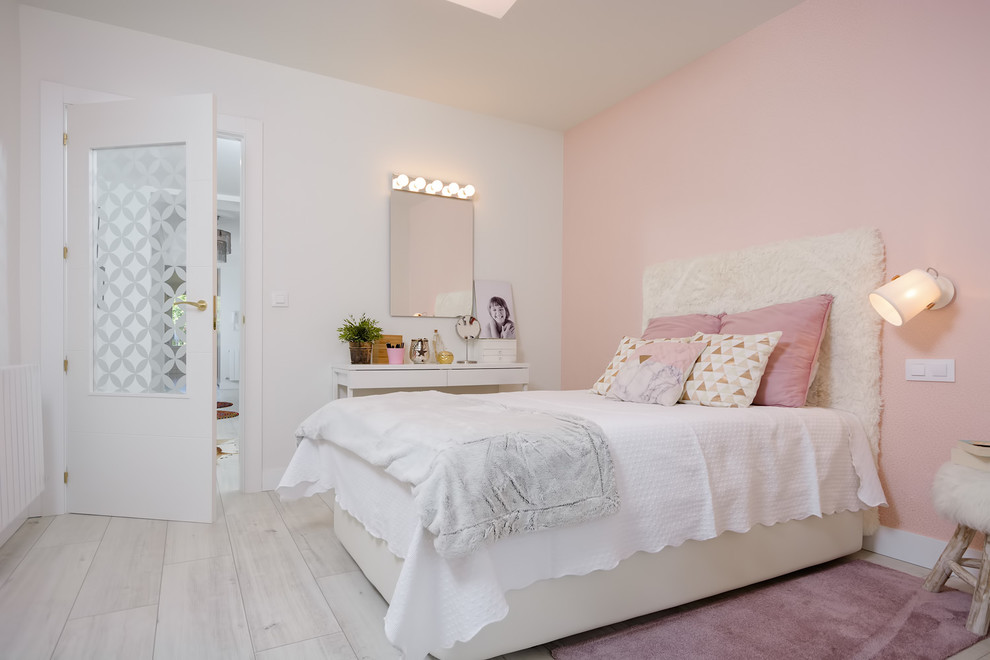 Diseño de dormitorio infantil bohemio de tamaño medio con paredes rosas, suelo de madera clara y suelo gris