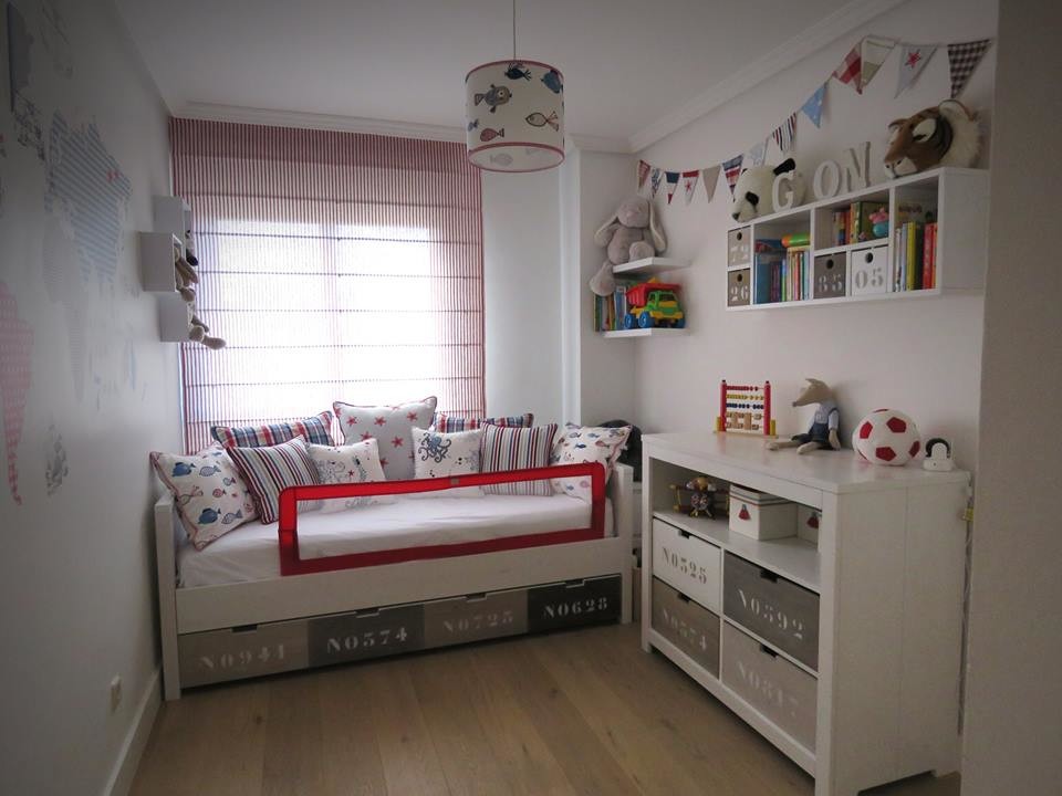 На фото: нейтральная детская среднего размера в современном стиле с спальным местом, белыми стенами и паркетным полом среднего тона для ребенка от 4 до 10 лет