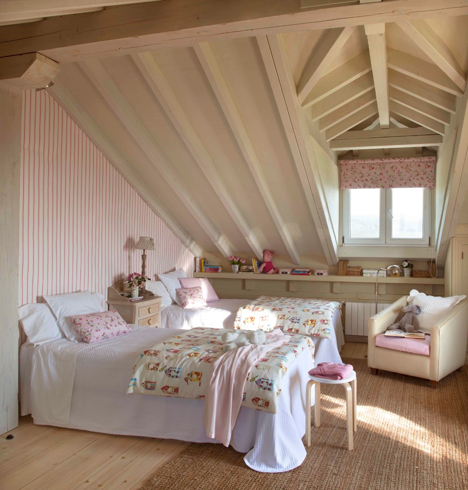 Idéer för ett mellanstort shabby chic-inspirerat flickrum kombinerat med sovrum och för 4-10-åringar, med rosa väggar och mellanmörkt trägolv
