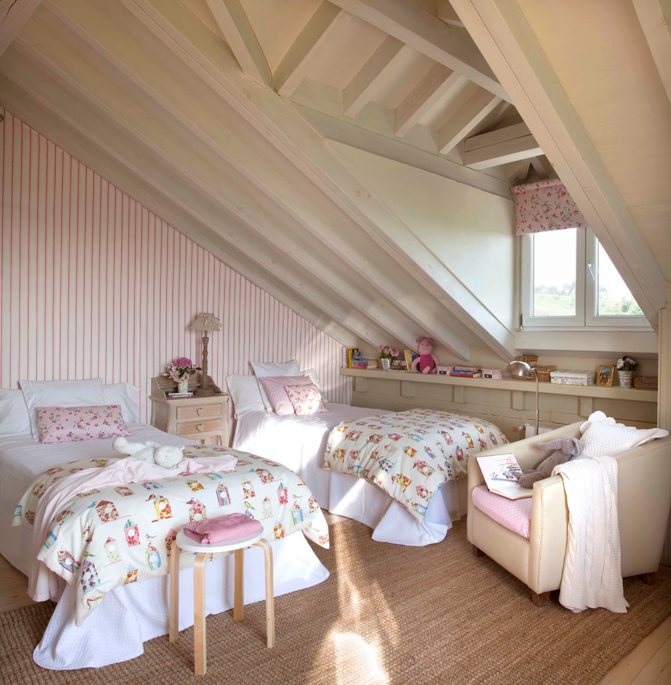 Imagen de dormitorio infantil de 4 a 10 años romántico de tamaño medio con paredes beige y moqueta
