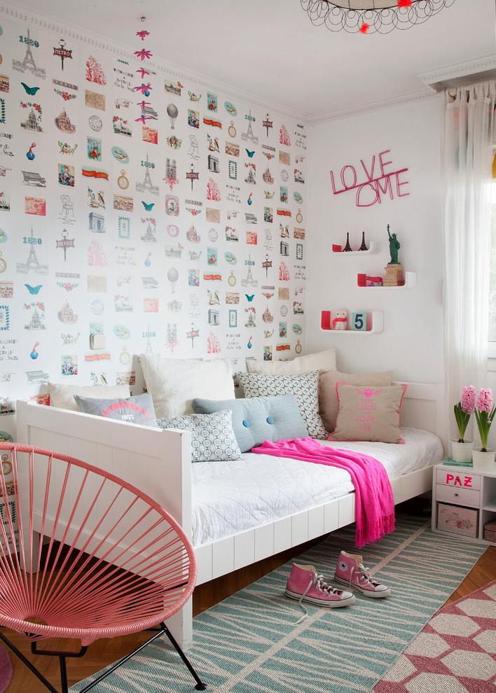 Inspiration for a medium sized scandinavian teen’s room for girls in Madrid with medium hardwood flooring.