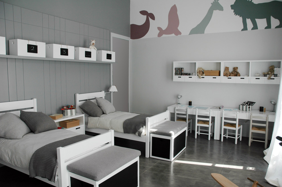 Идея дизайна: нейтральная детская среднего размера в современном стиле с спальным местом, серыми стенами и полом из керамической плитки для ребенка от 4 до 10 лет