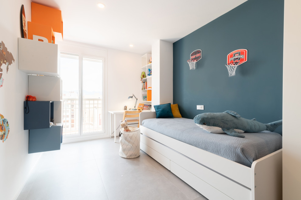 Idee per una cameretta per bambini moderna di medie dimensioni con pareti blu, pavimento in gres porcellanato e pavimento grigio