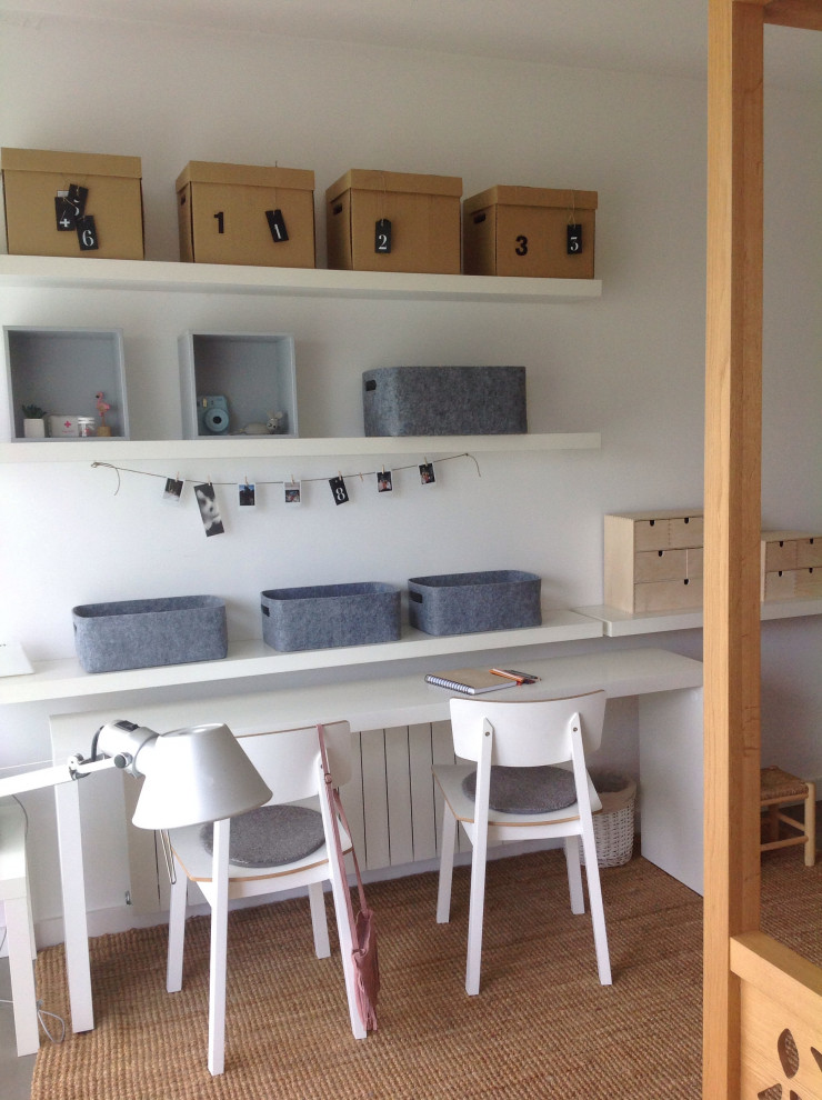 Medium sized scandi children’s room for boys in Barcelona with pink walls, ceramic flooring and grey floors.