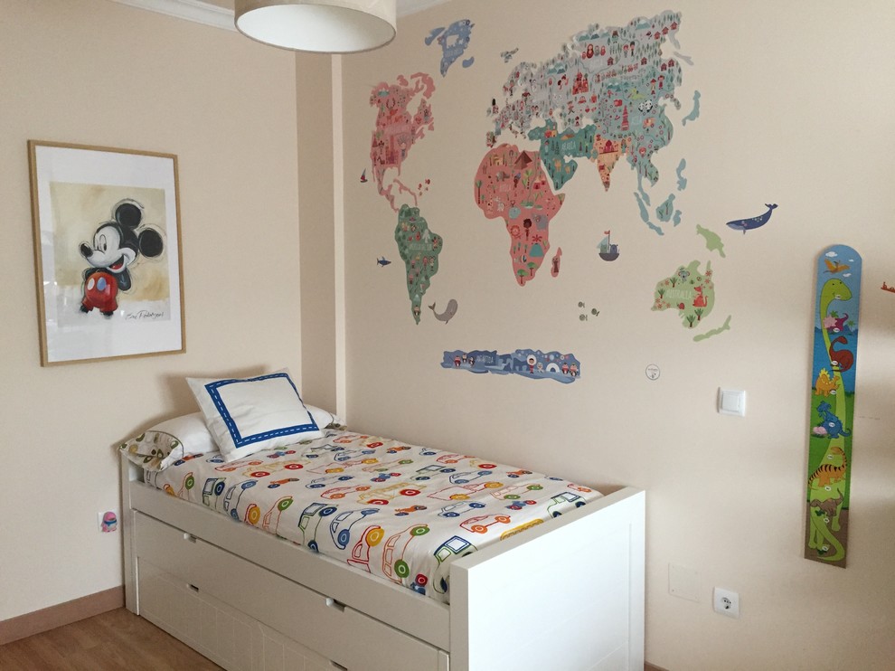 Modelo de dormitorio infantil de 4 a 10 años nórdico de tamaño medio con paredes beige, suelo de madera clara y suelo beige