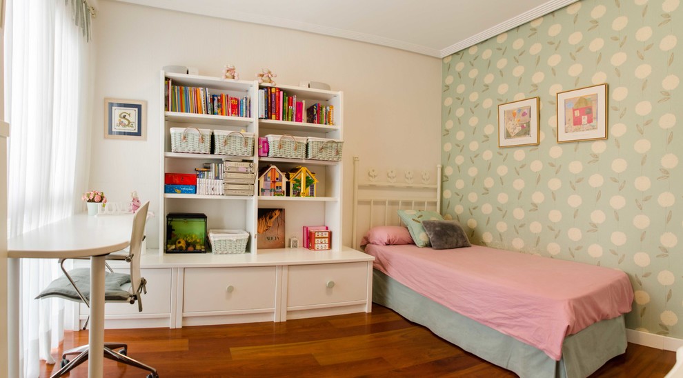 Idées déco pour une chambre d'enfant de 4 à 10 ans romantique de taille moyenne avec un mur multicolore et parquet foncé.