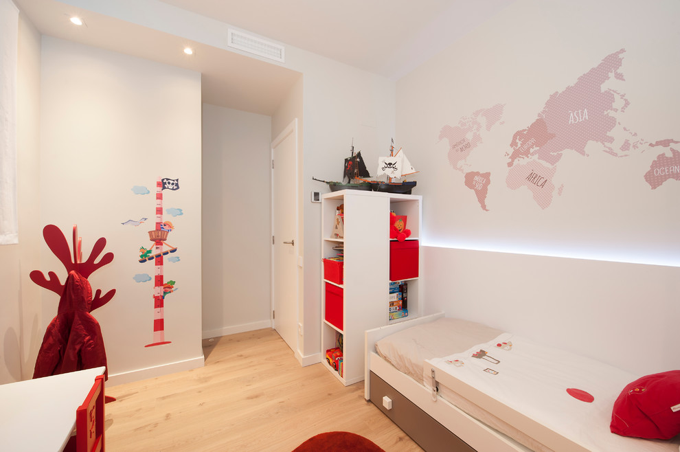 Ejemplo de dormitorio infantil de 4 a 10 años moderno de tamaño medio con paredes grises, suelo de madera en tonos medios y suelo marrón