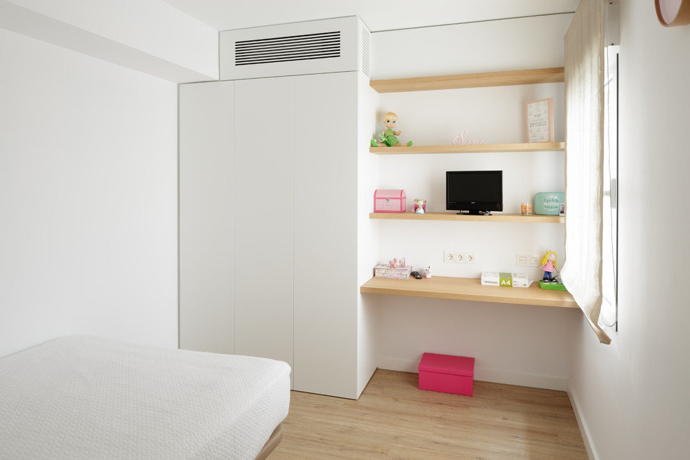 Imagen de dormitorio infantil de 4 a 10 años moderno con paredes blancas, suelo de madera clara y suelo beige