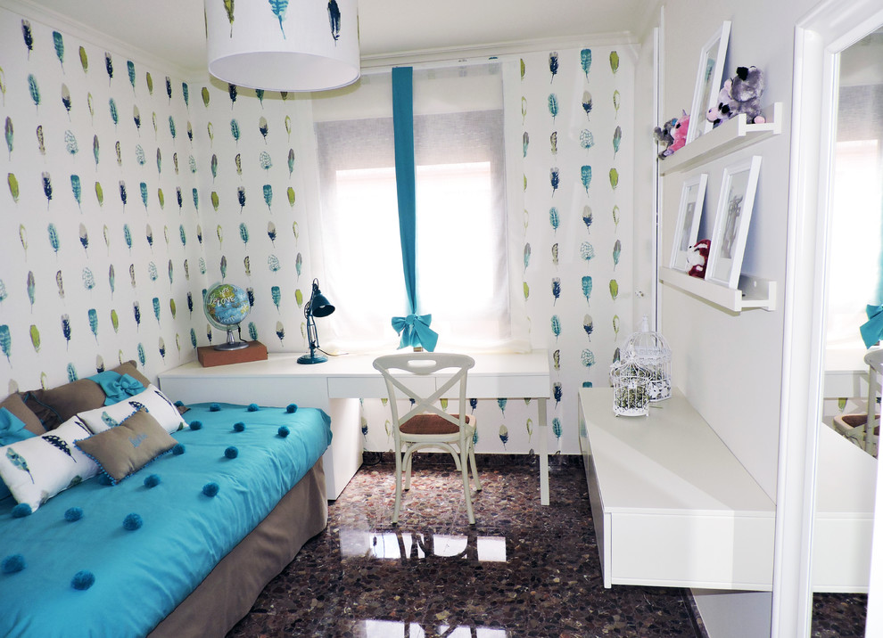 Modelo de dormitorio infantil de 4 a 10 años romántico de tamaño medio con paredes beige