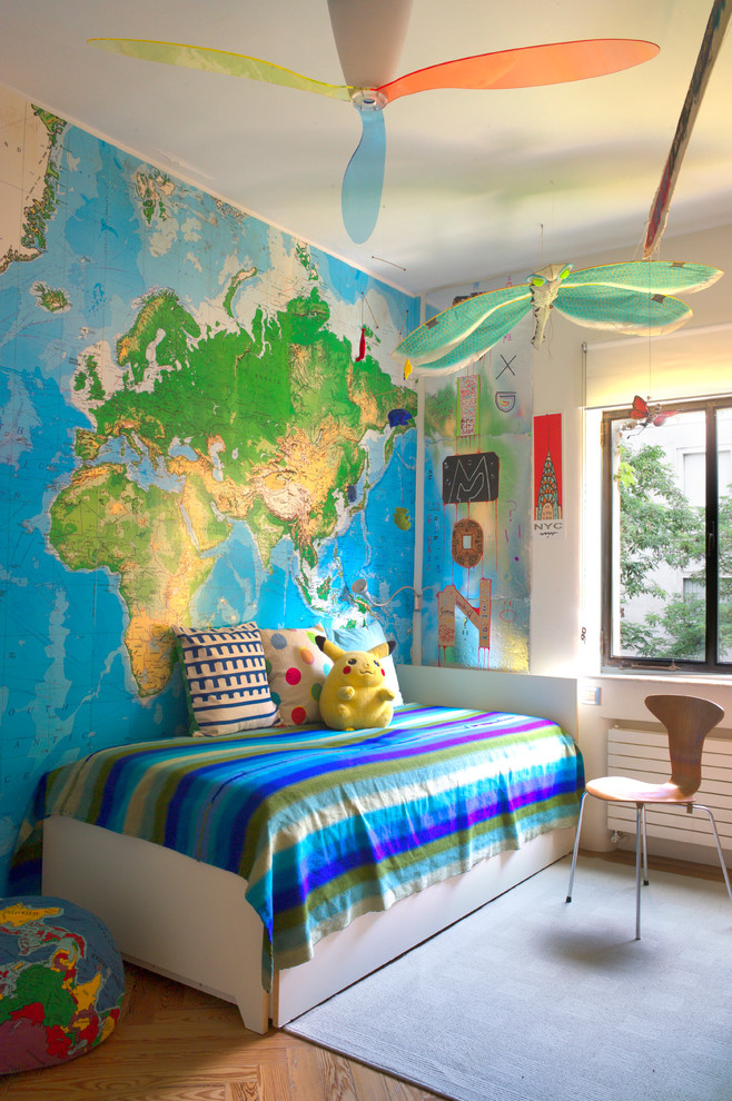 Cette photo montre une chambre d'enfant de 4 à 10 ans tendance de taille moyenne avec un mur multicolore et parquet clair.