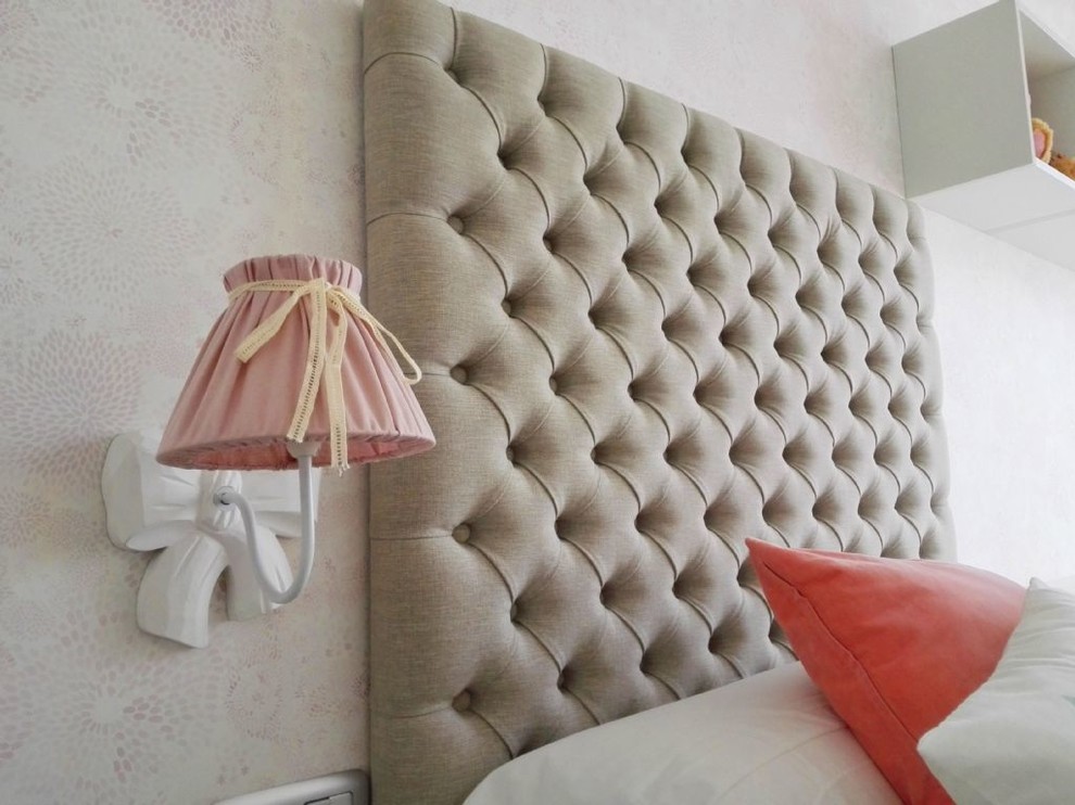 Idéer för ett mellanstort modernt barnrum kombinerat med sovrum, med rosa väggar, mellanmörkt trägolv och brunt golv
